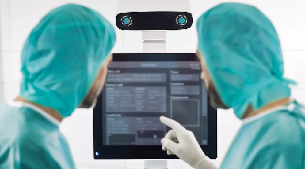 Surgeons works with OrthoPilot® Elite navigation system